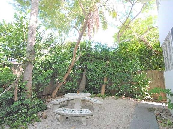 5th image of 7510 Byron Ave APT 03