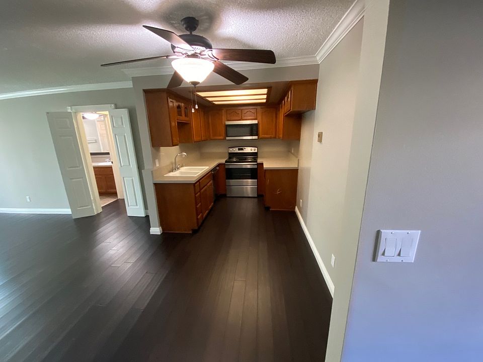 Kitchen/eating area. Microwave/range/dishwasher included.