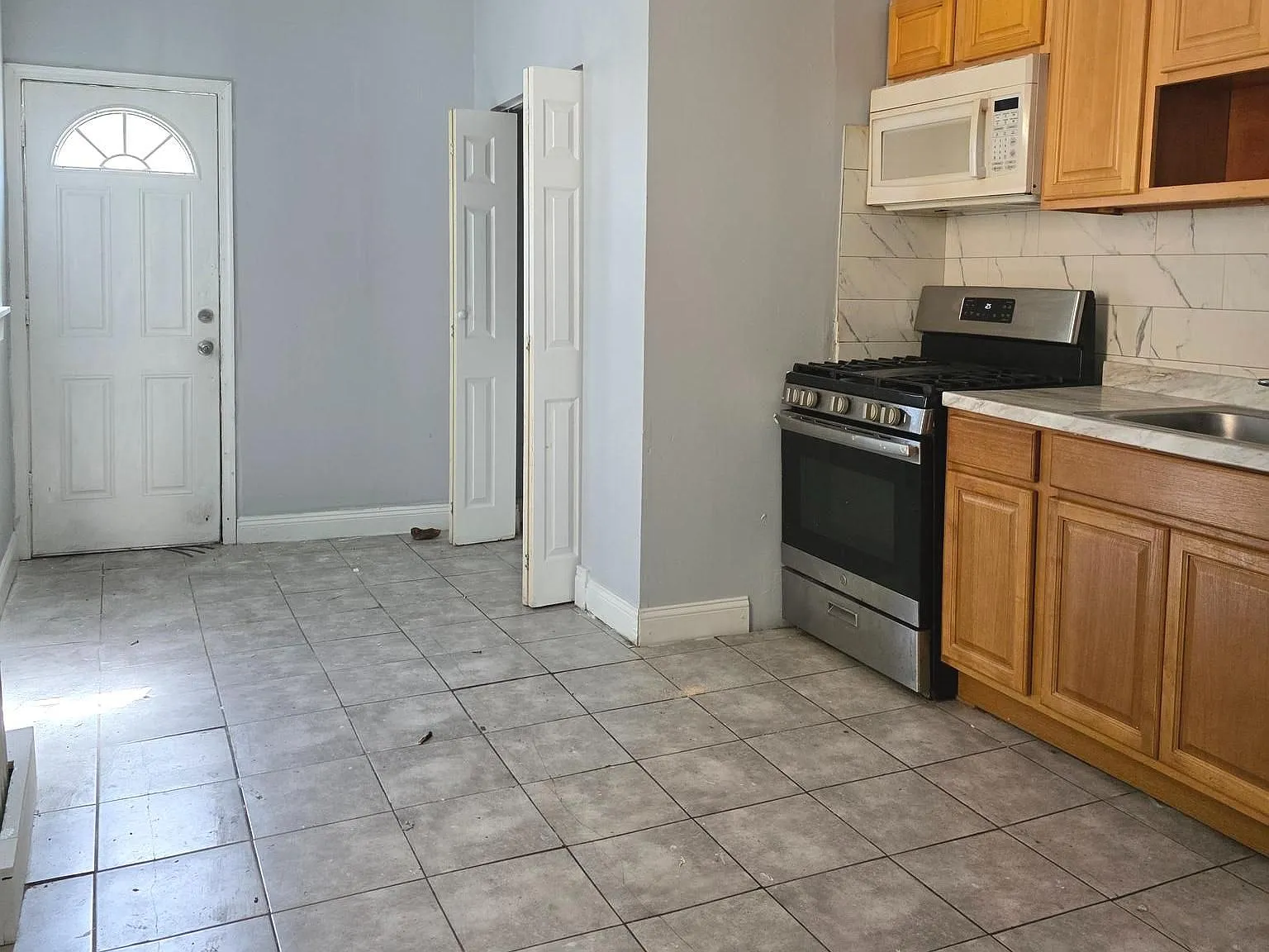 6 bed, 2340 sqft, $2,500 — Photo 4