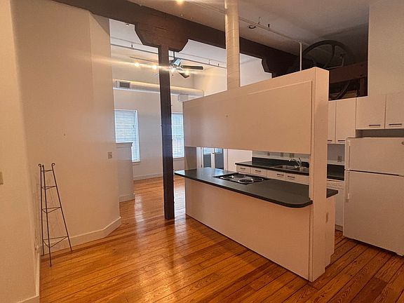 Entrance in to open floorplan dining/kitchen/living room