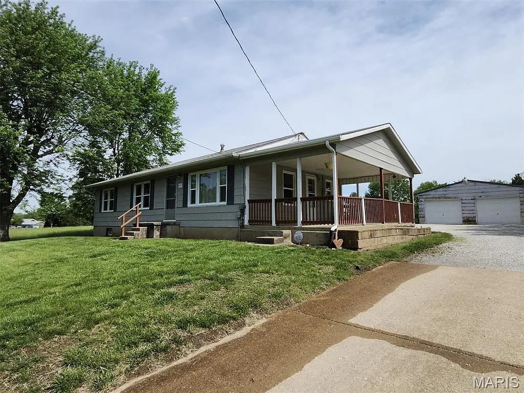 3 bed, 1.0 bath, 1604 sqft, $1,900 — Photo 2