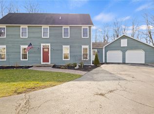 15 Briggsboro Ln, Fairport, NY 14450