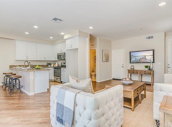 4th image of 914 S Belterra Way