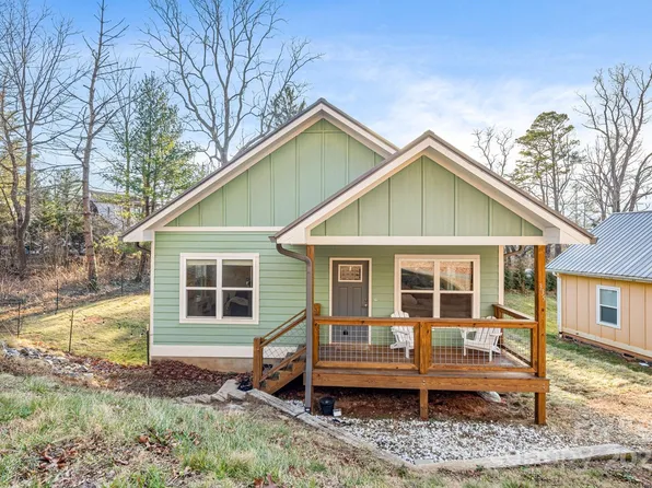 335 Rosscraggon Rd, Arden, NC 28704