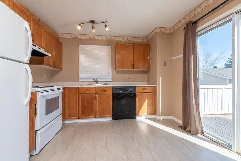 3 bed, 1022 sqft, $2,125 — Photo 2