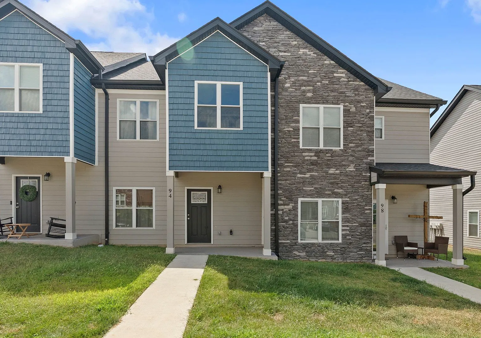 3 Bedroom || 2.5 Bathroom - Townhome — Photo 2