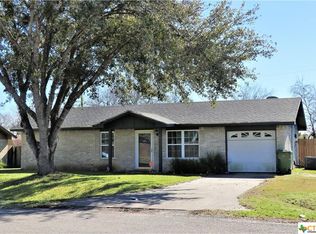 121 Cherie Brook Dr, Goliad, TX 77963