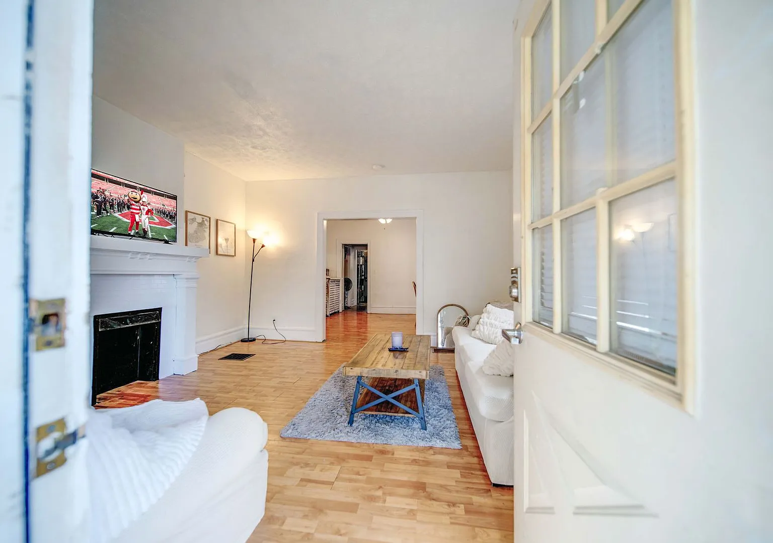 Ultimate 6-Bedroom House with Modern Kitchen, Baths & Private Parking! — Photo 2
