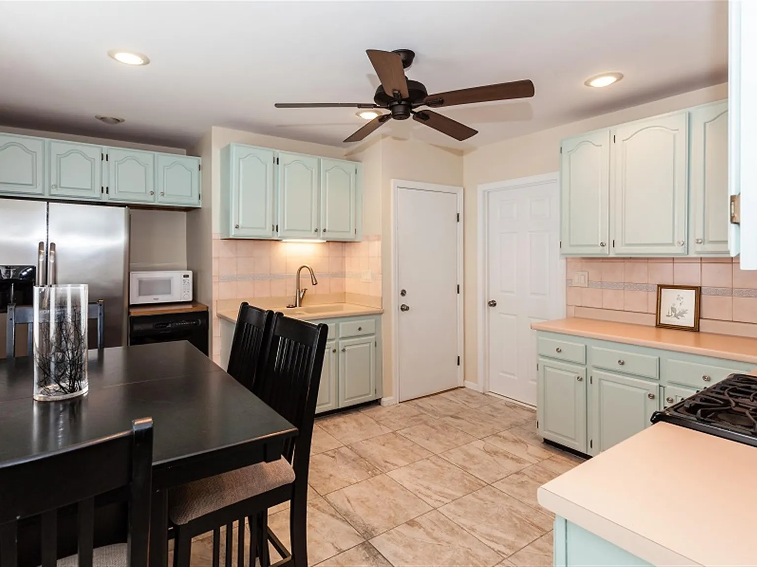 2 bed, 800 sqft, $3,000 — Photo 4