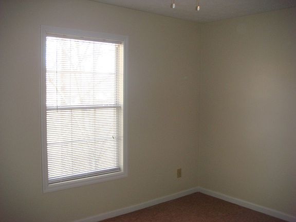 5th image of 1042 Chinook St