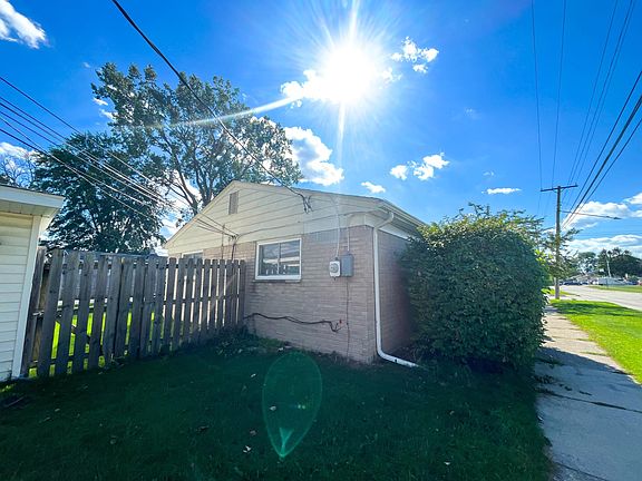 3rd image of 30562 Groveland St
