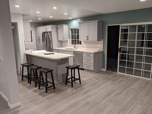 Gourmet kitchen with dine-in countertop