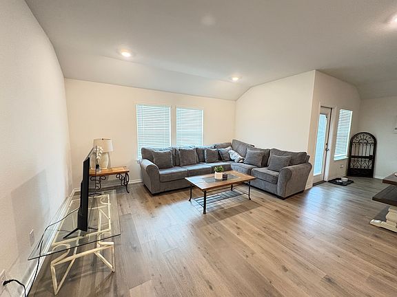 5th image of 1306 Saddlehorn Dr