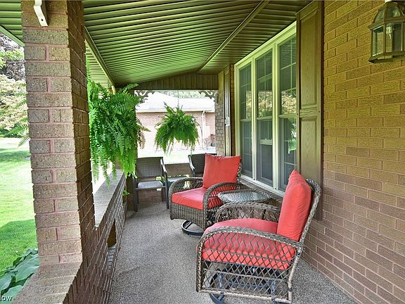 3rd image of 377 Sunset Dr