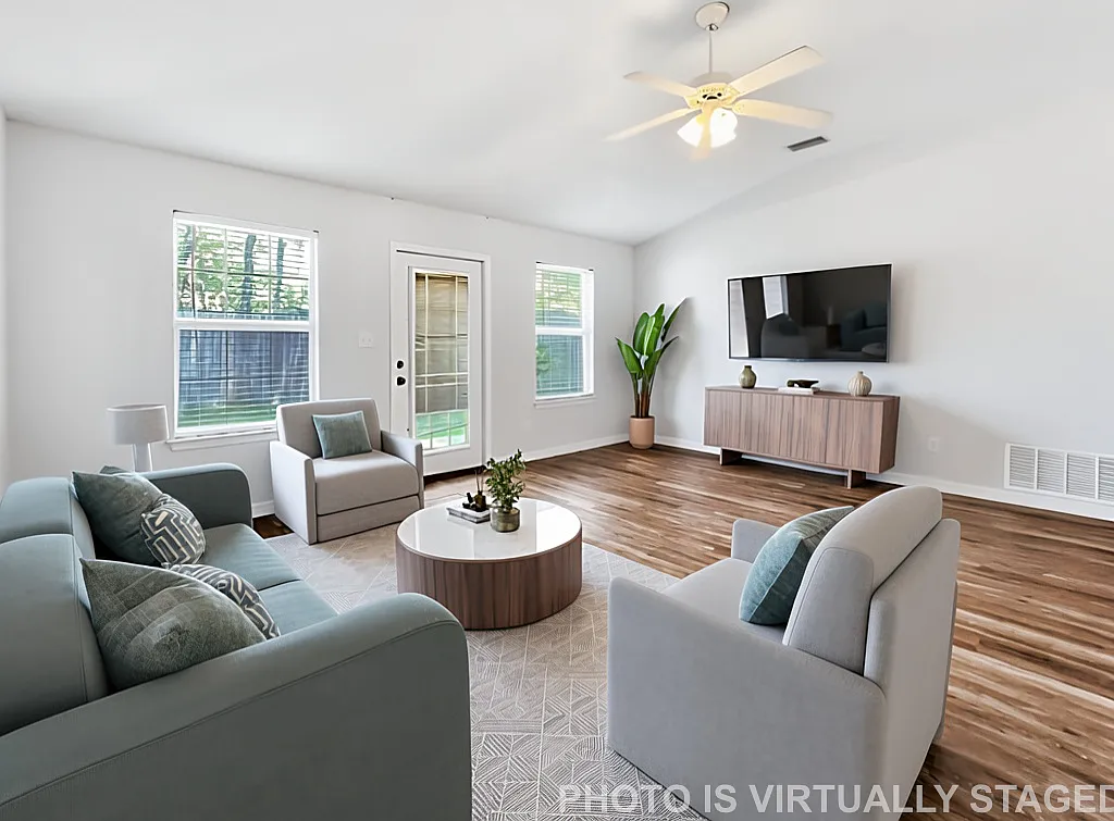 Available Now! 3 Bedroom / 2 Bath In Fairhope — Photo 2