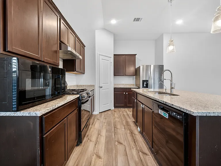 2704 Rambling Rd — Photo 5