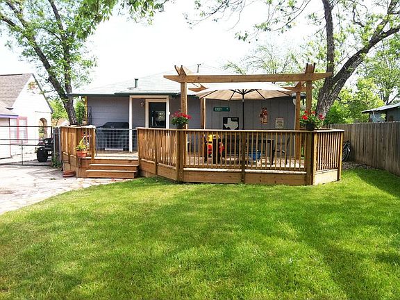 Deck/Backyard