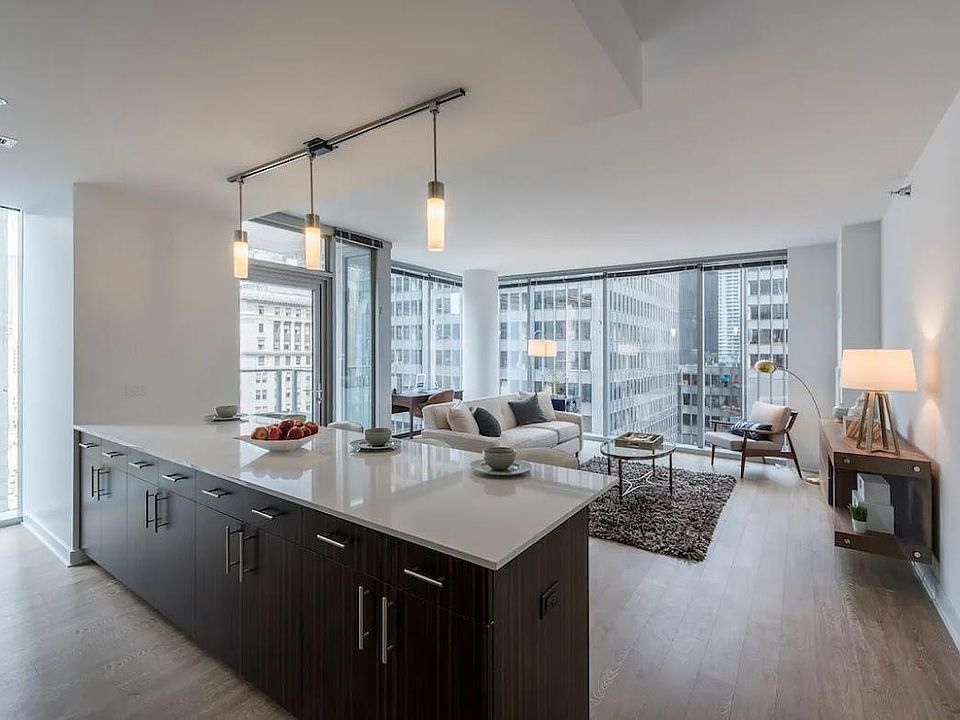 1st image of 190 N Michigan Ave