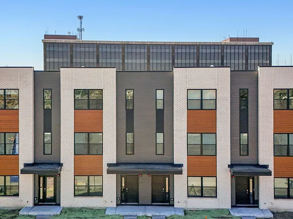 2221 Waters Edge Dr, Schaumburg, IL 60196