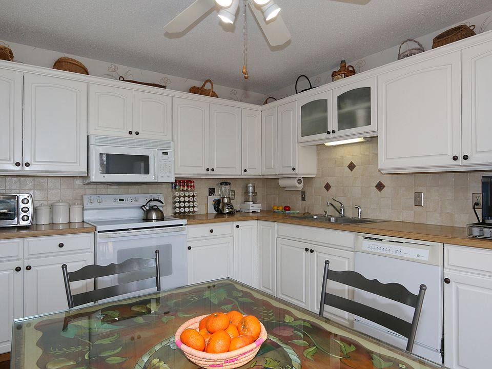 Beautiful dine-in kitchen!