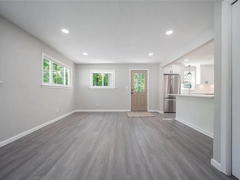 335 Inwood Blvd — Photo 7