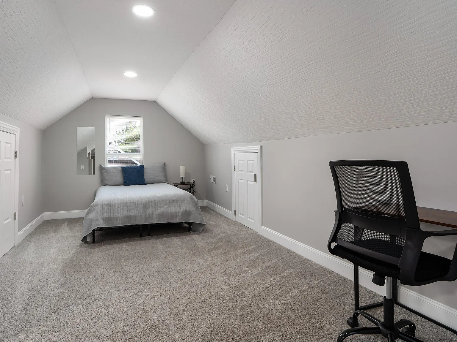 4 bed, 3.0 bath, 1806 sqft, $1,139 — Photo 2