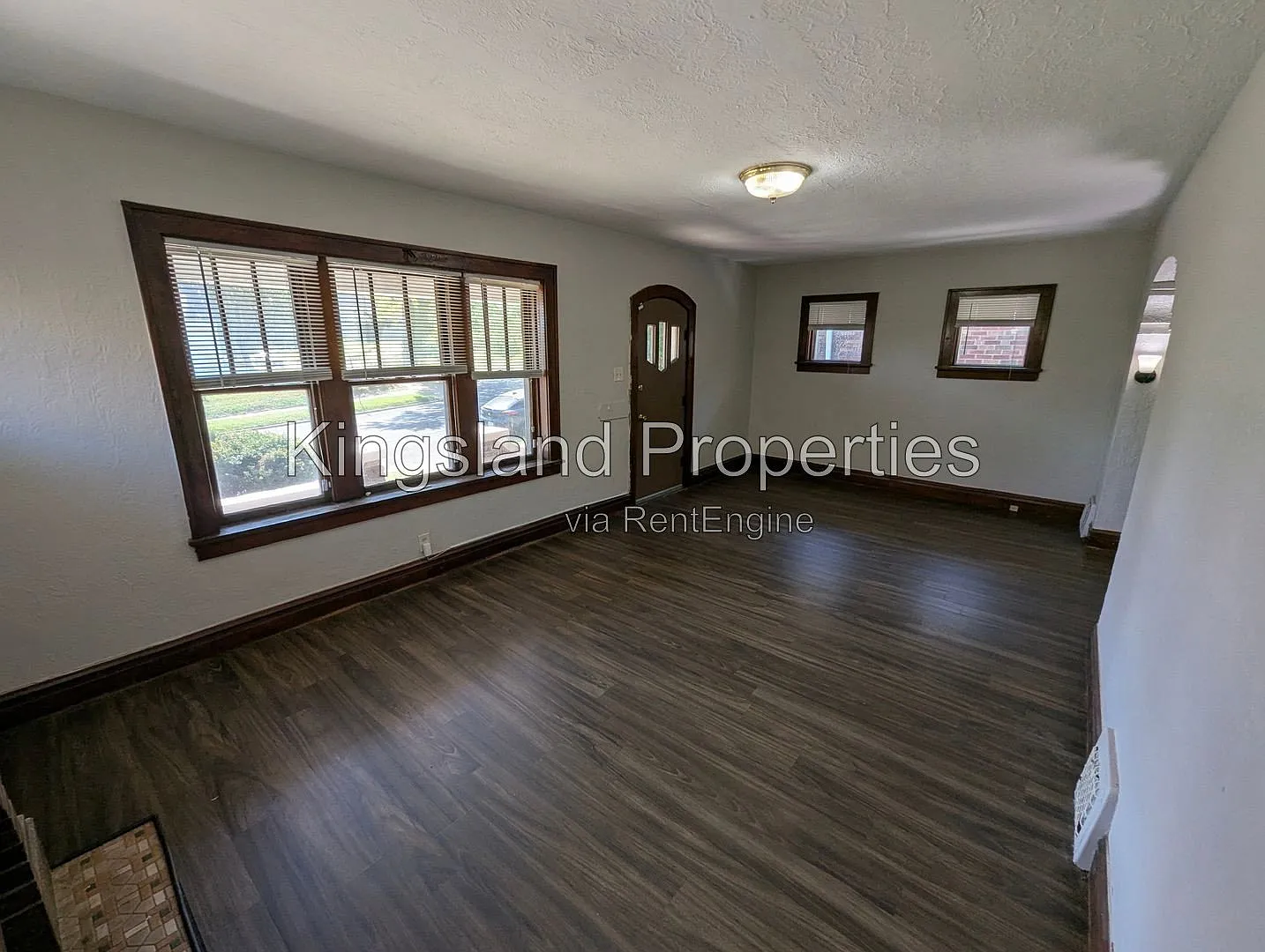 2 bed, 1.0 bath, 1056 sqft, $1,025 — Photo 3