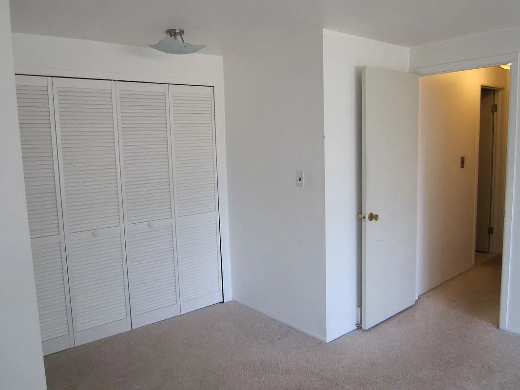 1 bed, 1.5 bath, 1053 sqft, $1,300 — Photo 2