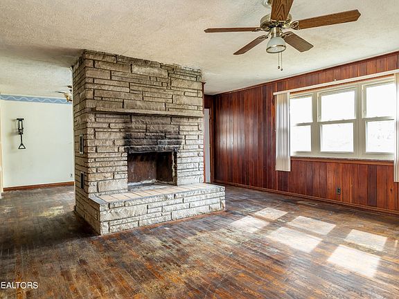 3rd image of 1612 Autry Way