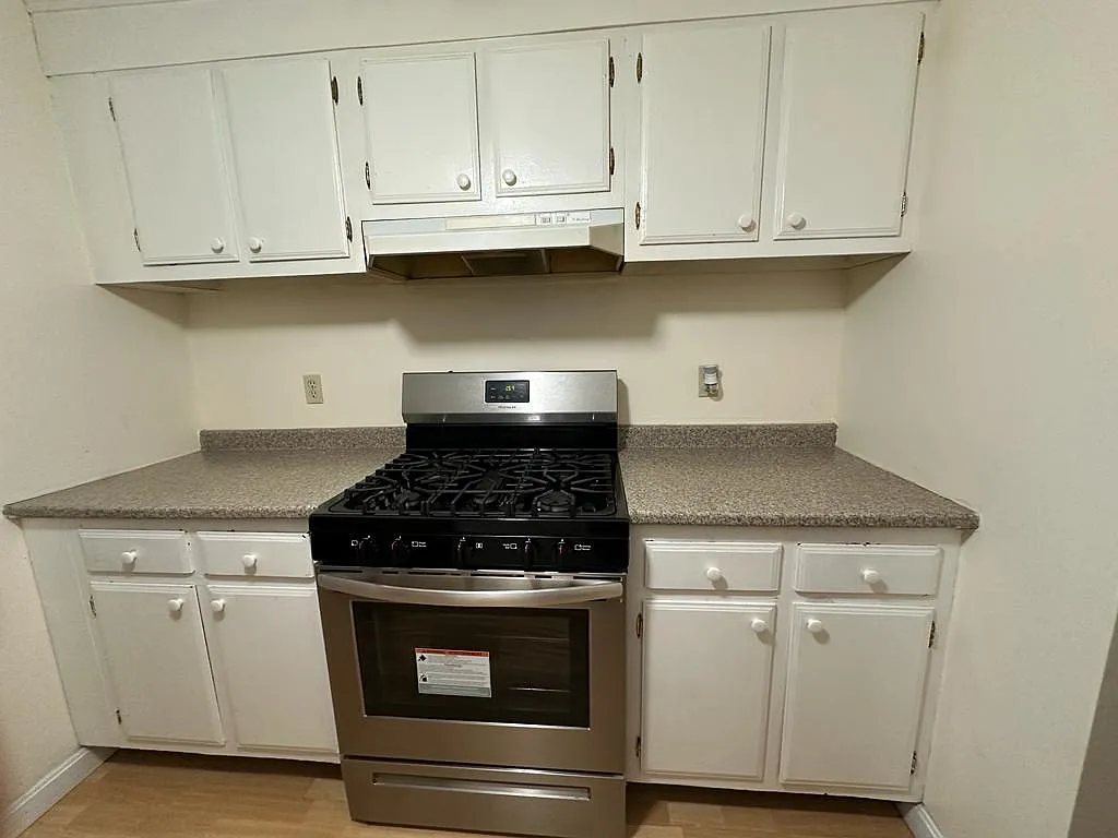 2 bed, 1.5 bath, 980 sqft, $2,200 — Photo 2
