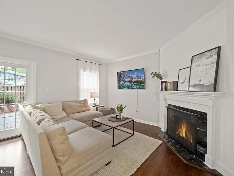 1020 Powhatan St — Photo 4