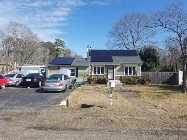 102 Forrest Ave, Shirley, NY 11967