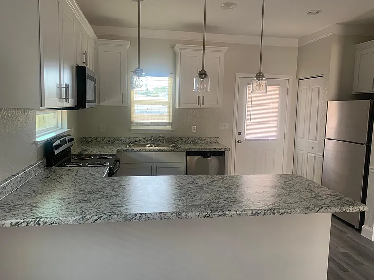 47 25th St SE — Photo 3