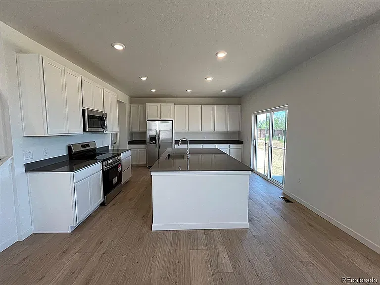 4 bed, 2379 sqft, $3,600 — Photo 4