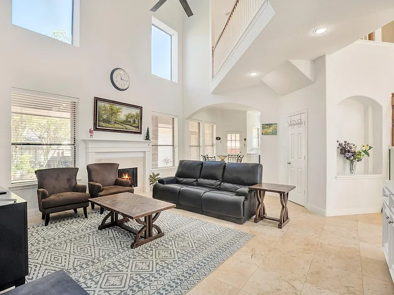 301 Winding Oak Ln S — Photo 4