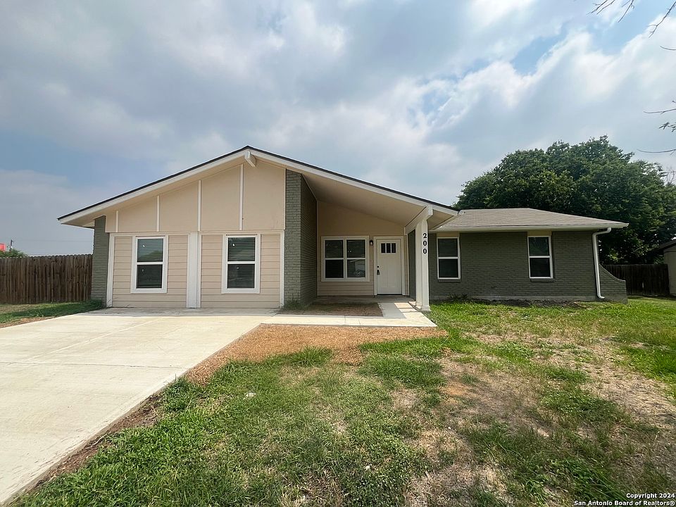 1st image of 200 ROYAL DR
