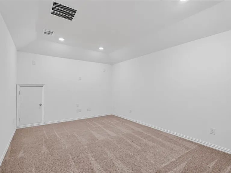 1501 Lake Grove Dr — Photo 11