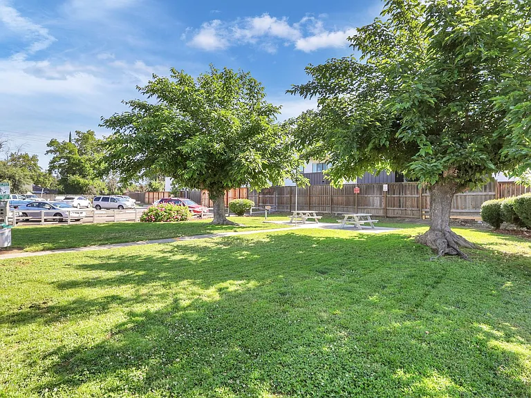 Country Club Apartments — Photo 4