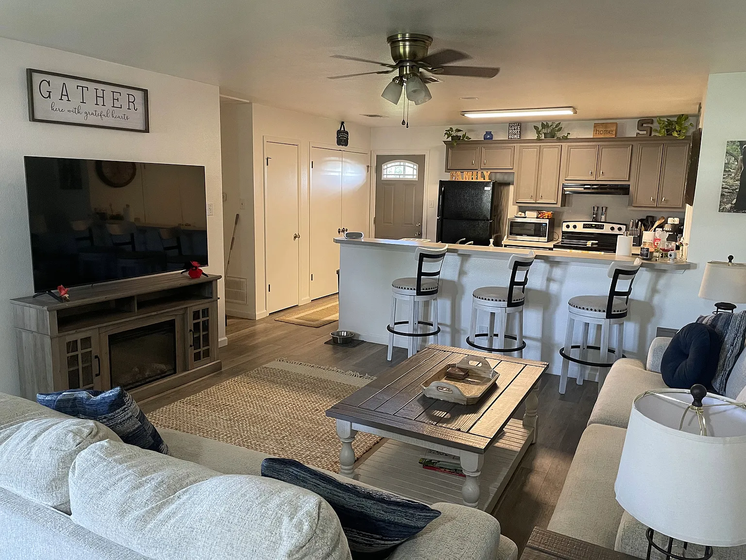 2 bed, 1090 sqft, $1,600 — Photo 1