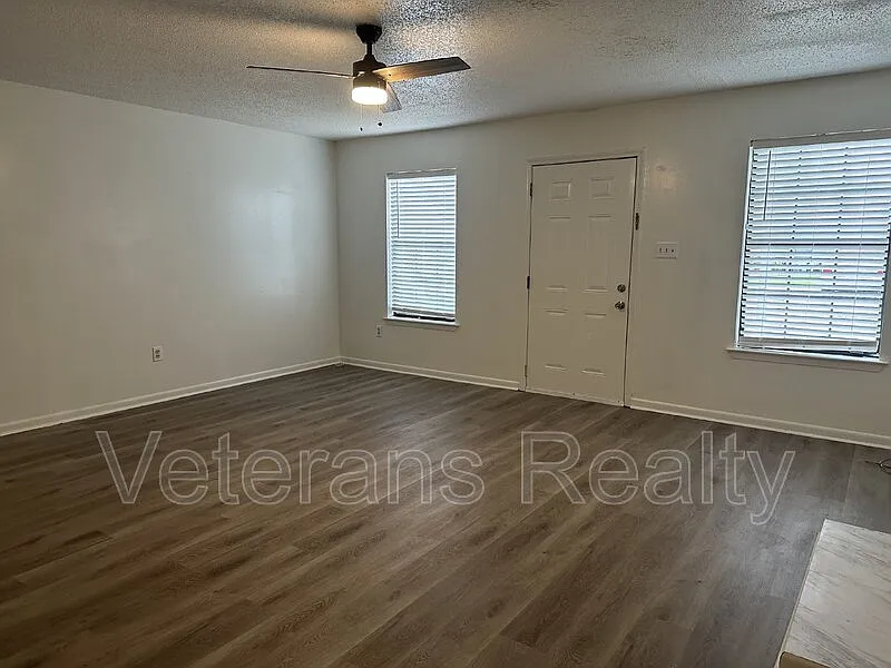 2 bed, 1.5 bath, 1100 sqft, $1,050 — Photo 2