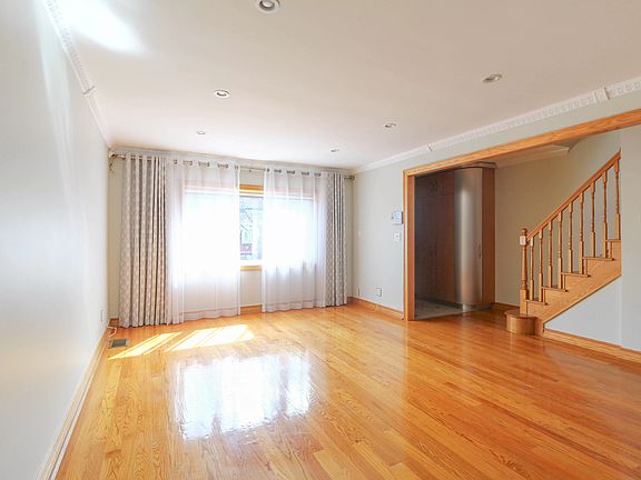 4th image of 66-15 Clyde St #Townhouse