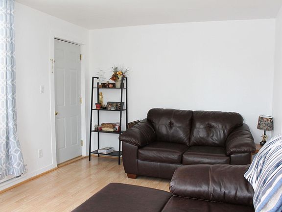 3rd image of 1528 Garfield Ct
