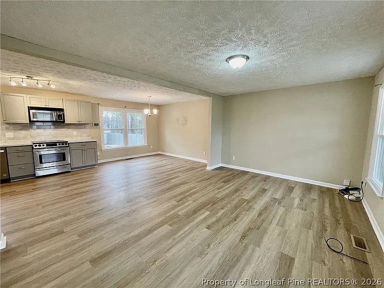 623 Daharan Dr — Photo 3