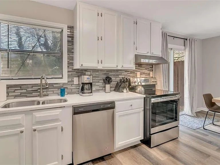 2099 Valley Oaks Dr SE — Photo 9