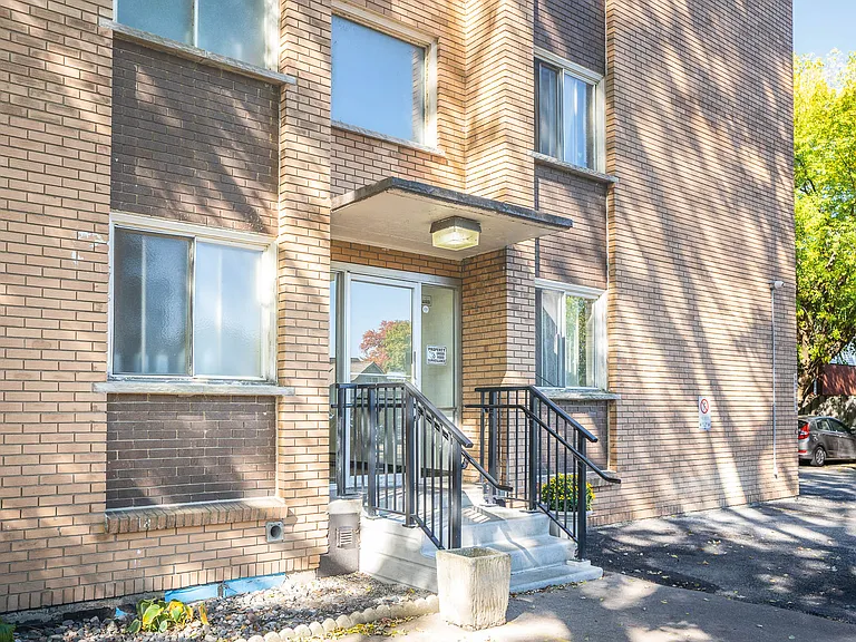 230 Forsyth St N — Photo 13