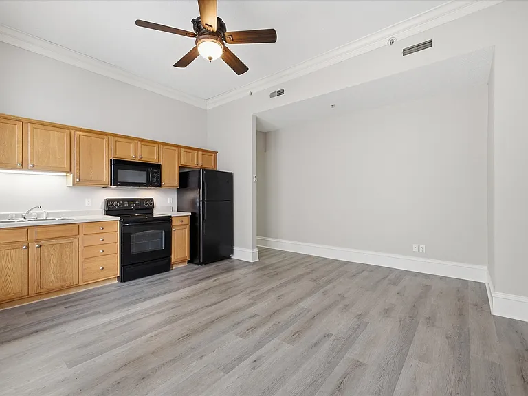 200 E 9th St #4 — Photo 7