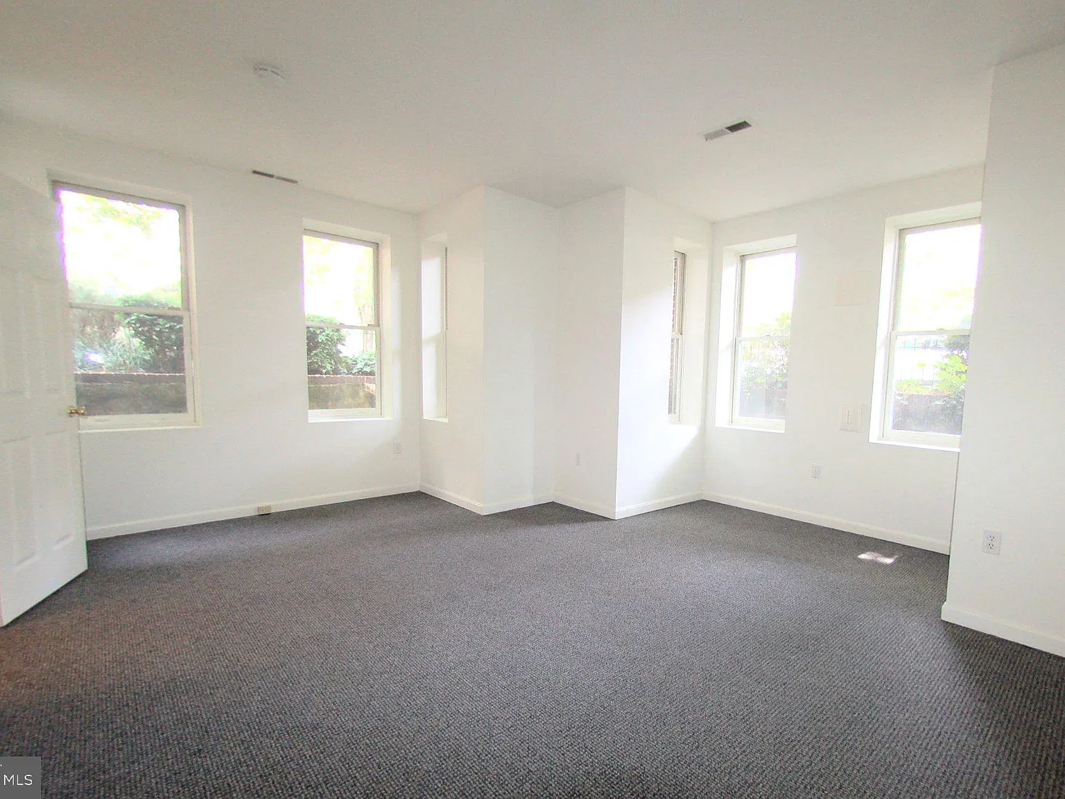 1 bed, 1.0 bath, 935 sqft, $2,495 — Photo 3