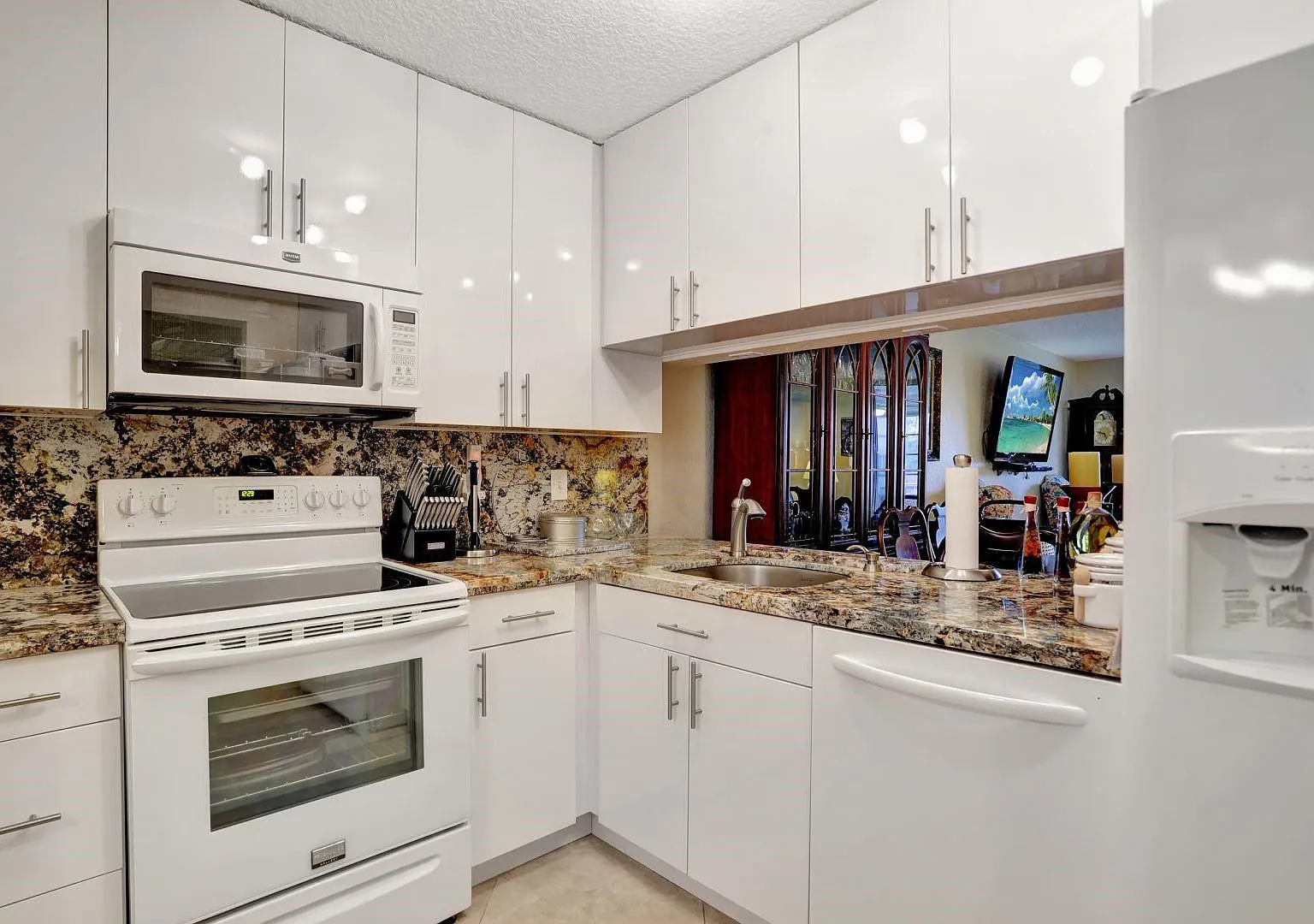 2 bed, 2.0 bath, 1100 sqft, $1,950 — Photo 2