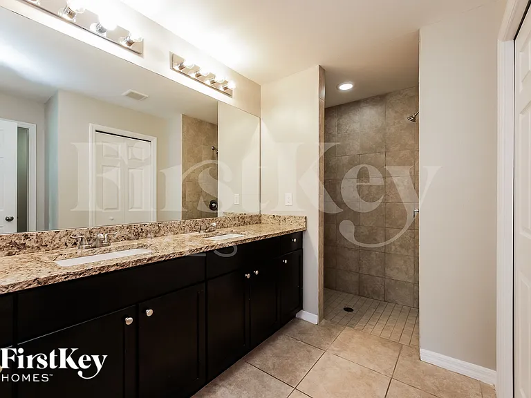 1305 NW 11th Ter — Photo 10