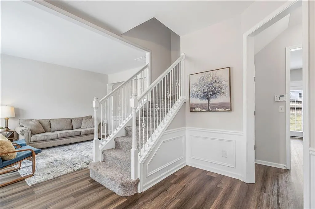 5 bed, 2.5 bath, 2340 sqft, $3,250 — Photo 4